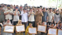 Menko PMK dan Mendagri Serahkan Bantuan Rumah Rusak Korban Bencana 