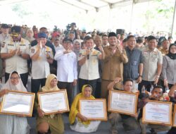 Menko PMK dan Mendagri Serahkan Bantuan Rumah Rusak Korban Bencana 