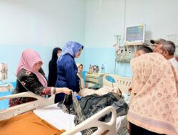 Jenguk Ketua Fraksi Partai Aceh Sampaikan Ucapan Belasungkawa