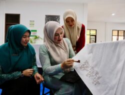 Kak Na Sumbang 3 Canting Batik Cap dan 1 Mesin Tenun untuk Perajin Binaan Dekranasda Aceh Besar