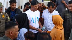 Mualem Bagikan Uang Meugang dari Dana Pribadi, Seribuan Warga Datangi Meuligoe Gubernur Aceh
