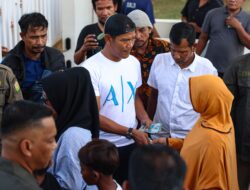 Mualem Bagikan Uang Meugang dari Dana Pribadi, Seribuan Warga Datangi Meuligoe Gubernur Aceh