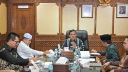 Team Media Center Wagub Aceh  Judul. :Wagub Aceh Dukung Penguatan Koordinasi Penerapan Hukum Mawaris Tanggal Tayang :4/6/2026 Rillies : Misri Legal Publish : Safri  Di ketahui : Chairan Manggeng  (( Pilihan Judul  ))  Wagub Aceh Dukung Penguatan Koordinasi Penerapan Hukum Mawaris  Fadhlullah Dorong Kesamaan Persepsi MPU dan Mahkamah Syar’iyah soal Mawaris  Wagub Aceh Terima Audiensi MPU, Bahas Keseragaman Penerapan Hukum Mawaris  BANDA ACEH – Wakil Gubernur Aceh Fadhlullah menerima kunjungan audiensi Majelis Permusyawaratan Ulama (MPU) Aceh di ruang kerjanya, Kamis (4/6). Pertemuan tersebut membahas pelaksanaan hukum waris (mawaris) berdasarkan kekhususan Aceh, dengan fokus pada upaya menyamakan pemahaman dan praktik penerapannya di tengah masyarakat.  Audiensi itu turut dihadiri unsur Mahkamah Syar’iyah Aceh, Asisten Pemerintahan dan Keistimewaan Aceh Sekda Aceh, serta sejumlah kepala dinas dan pimpinan biro terkait di lingkungan Pemerintah Aceh.  Dalam pertemuan tersebut, peserta membahas berbagai dinamika yang muncul di masyarakat terkait penerapan hukum mawaris. Pembahasan difokuskan pada pentingnya keseragaman antara pandangan MPU Aceh dan Mahkamah Syar’iyah Aceh agar pelaksanaan hukum waris Islam dapat berjalan lebih efektif dan memberikan kepastian hukum bagi masyarakat.  Wakil Gubernur Aceh Fadhlullah menyambut baik pertemuan tersebut dan menilai sinergi antara ulama, lembaga peradilan, dan pemerintah sangat penting dalam menjaga pelaksanaan syariat Islam di Aceh.  “Kita ingin semuanya berjalan lancar, sesuai dengan kekhususan Aceh,” ujar Fadhlullah dalam pertemuan itu.  Menurutnya, Aceh memiliki kewenangan khusus dalam pelaksanaan syariat Islam yang perlu terus diperkuat melalui koordinasi dan kesamaan persepsi antarlembaga. Dengan demikian, berbagai persoalan yang muncul di masyarakat dapat diselesaikan secara baik dan tidak menimbulkan perbedaan penafsiran dalam praktiknya.  Pertemuan tersebut diharapkan menjadi langkah awal untuk memperkuat koordinasi antara MPU Aceh dan Mahkamah Syar’iyah Aceh dalam merumuskan pedoman yang lebih seragam terkait pelaksanaan hukum mawaris, sehingga dapat memberikan kepastian dan kemaslahatan bagi masyarakat A