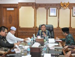 Team Media Center Wagub Aceh  Judul. :Wagub Aceh Dukung Penguatan Koordinasi Penerapan Hukum Mawaris Tanggal Tayang :4/6/2026 Rillies : Misri Legal Publish : Safri  Di ketahui : Chairan Manggeng  (( Pilihan Judul  ))  Wagub Aceh Dukung Penguatan Koordinasi Penerapan Hukum Mawaris  Fadhlullah Dorong Kesamaan Persepsi MPU dan Mahkamah Syar’iyah soal Mawaris  Wagub Aceh Terima Audiensi MPU, Bahas Keseragaman Penerapan Hukum Mawaris  BANDA ACEH – Wakil Gubernur Aceh Fadhlullah menerima kunjungan audiensi Majelis Permusyawaratan Ulama (MPU) Aceh di ruang kerjanya, Kamis (4/6). Pertemuan tersebut membahas pelaksanaan hukum waris (mawaris) berdasarkan kekhususan Aceh, dengan fokus pada upaya menyamakan pemahaman dan praktik penerapannya di tengah masyarakat.  Audiensi itu turut dihadiri unsur Mahkamah Syar’iyah Aceh, Asisten Pemerintahan dan Keistimewaan Aceh Sekda Aceh, serta sejumlah kepala dinas dan pimpinan biro terkait di lingkungan Pemerintah Aceh.  Dalam pertemuan tersebut, peserta membahas berbagai dinamika yang muncul di masyarakat terkait penerapan hukum mawaris. Pembahasan difokuskan pada pentingnya keseragaman antara pandangan MPU Aceh dan Mahkamah Syar’iyah Aceh agar pelaksanaan hukum waris Islam dapat berjalan lebih efektif dan memberikan kepastian hukum bagi masyarakat.  Wakil Gubernur Aceh Fadhlullah menyambut baik pertemuan tersebut dan menilai sinergi antara ulama, lembaga peradilan, dan pemerintah sangat penting dalam menjaga pelaksanaan syariat Islam di Aceh.  “Kita ingin semuanya berjalan lancar, sesuai dengan kekhususan Aceh,” ujar Fadhlullah dalam pertemuan itu.  Menurutnya, Aceh memiliki kewenangan khusus dalam pelaksanaan syariat Islam yang perlu terus diperkuat melalui koordinasi dan kesamaan persepsi antarlembaga. Dengan demikian, berbagai persoalan yang muncul di masyarakat dapat diselesaikan secara baik dan tidak menimbulkan perbedaan penafsiran dalam praktiknya.  Pertemuan tersebut diharapkan menjadi langkah awal untuk memperkuat koordinasi antara MPU Aceh dan Mahkamah Syar’iyah Aceh dalam merumuskan pedoman yang lebih seragam terkait pelaksanaan hukum mawaris, sehingga dapat memberikan kepastian dan kemaslahatan bagi masyarakat A