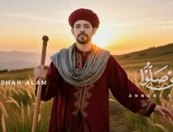 ‎Rilis Annabi Shallu, Nazar Apache Musisi Aceh Pertama yang Menggunakan Full AI untuk Video Klip Resmi ‎ ‎Nazar Shah Alam atau yang lebih dikenal dengan nama panggung Nazar Apache memang musisi visioner dan tidak pernah kehabisan ide. Dalam rilisan terbarunya di akun YouTube Nazar Shah Alam, dia dengan jenius menggarap video klip menggunakan Artificial Inteligent (AI). Ini merupakan video klip dari musisi Aceh pertama yang secara resmi dan penuh menggunakan AI.  ‎ ‎Menggunakan Aplikasi Grok AI dan CapCut. Nazar dengan teliti menyusun gambar untuk video berdurasi 4.47 menit tersebut. Dia mengaku sedikit kesulitan membuat kontinitas gambar dengan beberapa potensi corrupt pada saat generating prompt.  ‎ ‎”Saya mencoba memberikan tawaran baru dalam dunia visual musik Aceh. Kita harus berani menguji diri dalam dunia yang begitu cepat berubah hari ini. Dan saya puas menyelesaikan ini,” Aku Nazar setelah penayangan video klip Annabi Shallu. ‎ ‎Nazar memang bukan sekali ini membuat gebrakan baru dalam industri musik Aceh. Bersama Apache, mereka musisi pertama yang muncul ke pasar dengan gaya indie, tanpa label dan tidak memakai model-model berparas menarik. Mengandalkan kekuatan cerita dan ciri kekampungan dalam video-videonya menjadikan Apache sebagai band yang tidak harus membayar mahal untuk wardrobe dan make-up model pada proses penggarapan video klip mereka. Model-model yang dipilih lebih diutamakan pada kesesuaian dan kebutuhan cerita, sehingga tidak perlu mengandalkan look dan kemewahan.  ‎ ‎Pada album perdana mereka, Apache dengan berani membuat beberapa video klip diluar kebiasaan video klip Aceh. Sebutlah pada lagu Bek Panik, mereka memakai teknik one shoot-one kill. Di lagu Kaleuh Kuliah mereka membuat gaya nge-vlog dimana penyanyi sendiri yang mengambil gambar video klipnya. Di lagu Meulati dan Meuneuba mereka tidak memakai adegan penyanyi lypsinc, hanya bercerita. Mereka juga mempopulerkan teknik dialog film di pembuka video klip untuk banyak video klip lagunya.  ‎ ‎Pasar musik Aceh selama ini baru mengenal lagu-lagu buatan AI. Sebagian besarnya justru karya remaking dari karya yang sudah ada sebelumnya. Jika pun ada video yang memakai mode AI pasti hanya klipers, bukan video resminya. Nazar telah meloncat lebih awal. Dan inilah kualitasnya. Dia bergerak beberapa langkah lebih di depan dibandingkan musisi di masanya.  ‎ ‎Annabi Shallu ‎Tayang di kanal YouTube Nazar Shah Alam